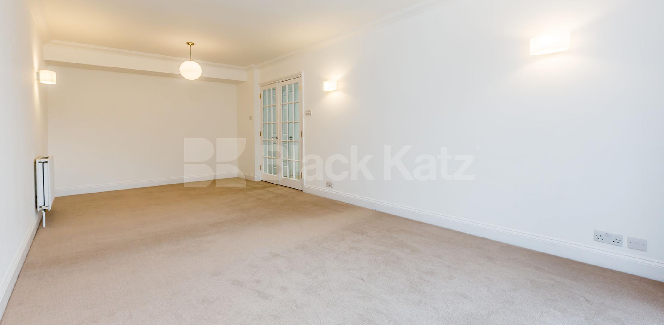 			GOOD TO CONVERT LOUNGE FOR 3!, 3 Bedroom, 1 bath, 1 reception Flat			 York Way, CAMDEN BORDERS 